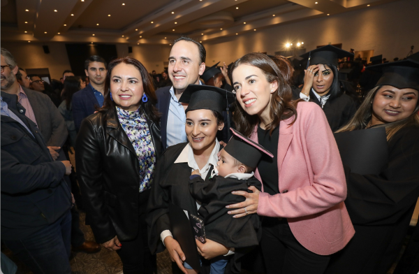 Muchas felicidades a todas las mamás de Coahuila, gracias por tanto: Manolo